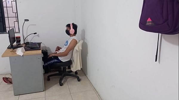 visita peculiar!! mi madrastra casi me encuentra infraganti mientras me estaba masturbando observando porno en xnxx.com