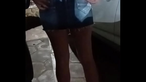 Mostrando bunda na rua