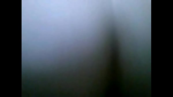 Gordinha molhada sentando