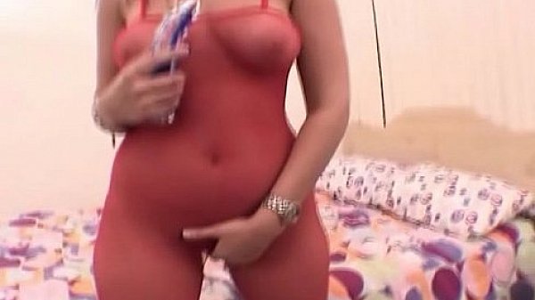 Amateur brunette gets a good pussy pumpin