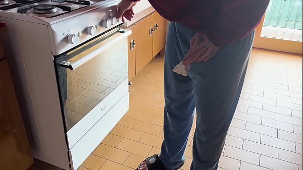 il marito non la scopa e prova a infilarsi due cazzi in figa