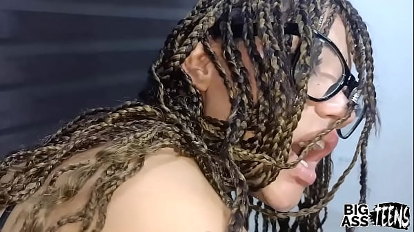 Latina MUY CALIENTE CON CULO REDONDO PERFECTO MONTA UN DILDO GRANDE, termina follada por la verga de su hermanastro Corrida en el co&ntilde;o ful creampie en el culo  