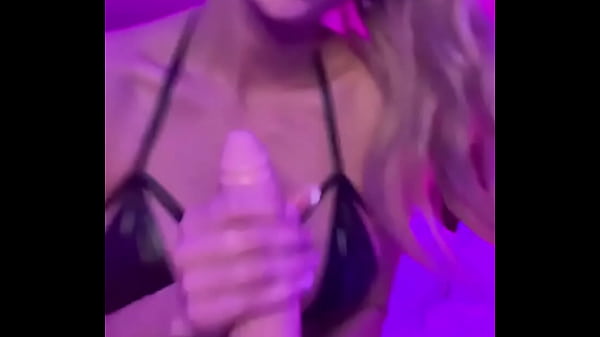 noelia marzol habla caliente mientras hace una paja