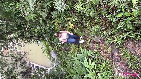 Novinha vai pescar e acaba sendo fodida no mato, ficando com a bundinha cheia de leitinho quente - Aline Novak