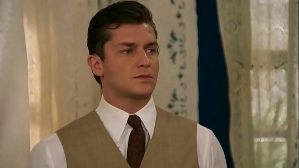 Klebber Toledo sem roupas no rio em "Eta Mundo Bom"