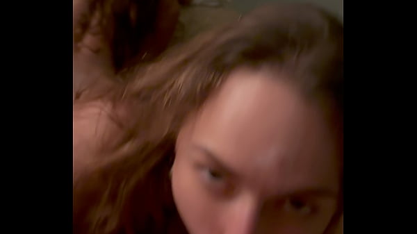 Enquanto mama meu pau, implora pra ser fodida por dois