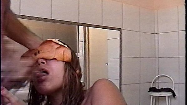 Fodendo e gozando na cara da ninfeta Giovanna