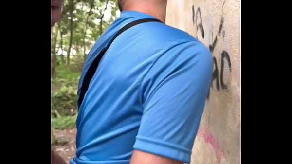 FUI FAZER TRILHA NO PARQUE E ENCONTREI UM PAUZUDO BATENDO UMA. CAI DE BOCA E DEPOIS DEIXEI ELE LEITAR MEU CUZINHO. 