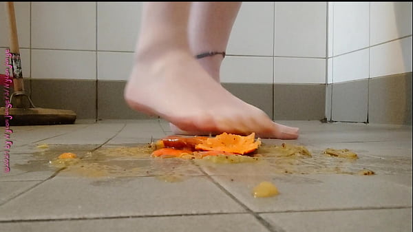 Fu&szlig;spiel in Strumpfhose mit Obst