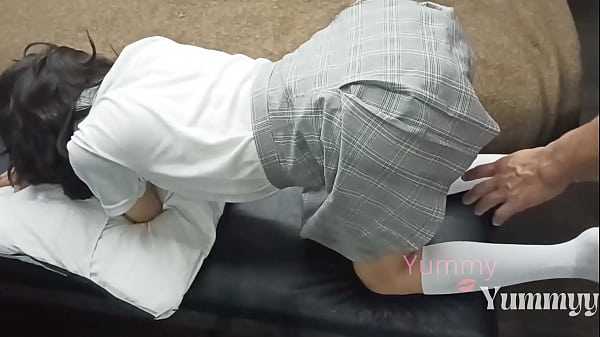 Me folle a la fresita del sal&oacute;n, no fue tan dif&iacute;cil convencer a mi compa&ntilde;era fresita de coger, la pongo en cuatro y la penetro sin cond&oacute;n hasta correrme dentro de ella