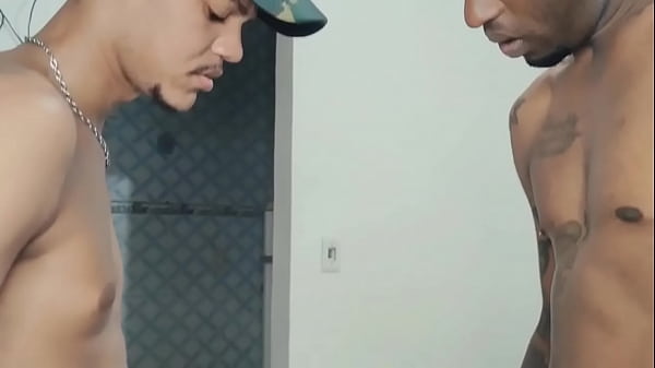 Yuri Star e Felipe Pavanelly n&atilde;o perdoa o putinho e acaba fudendo o cuzinho do amigo. 