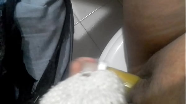 Masturbandome en el ba&ntilde;o