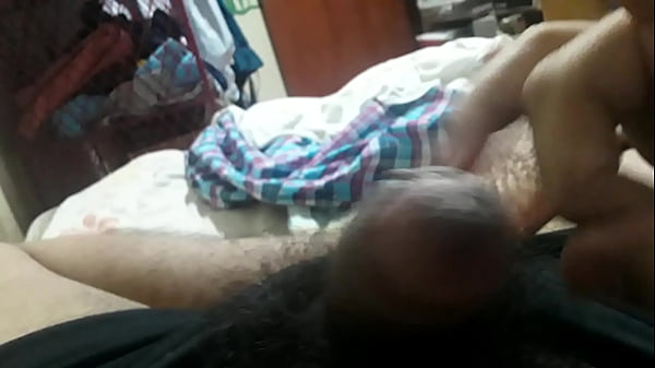 Gordito masturbandose en su cuarto y quiere un culo pasivo para follar 