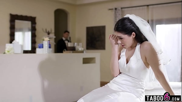 Big ass Italian MILF had a buttplug inside of her during the wedding 