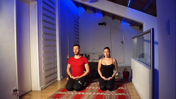 Russian yoga teacher gives his first class to Colombian model