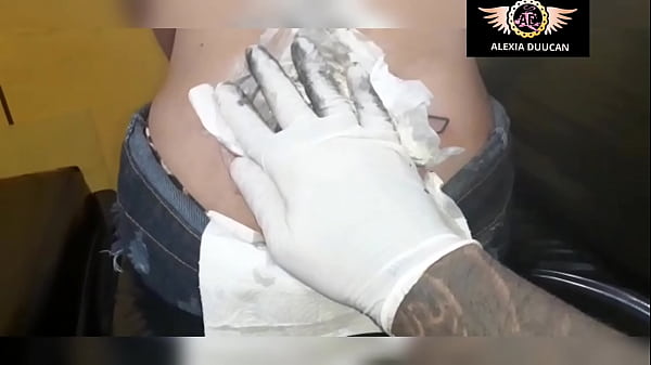 Tatuador de S&atilde;o Paulo fez uma tatuagem no cuzinho da Modelo safada 