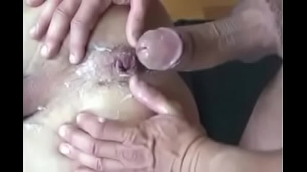 Gozada gostosa na porta e empurrada pra dentro.