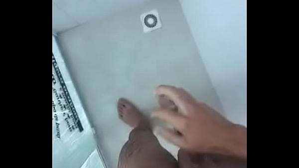 Tomando banho de pau duro