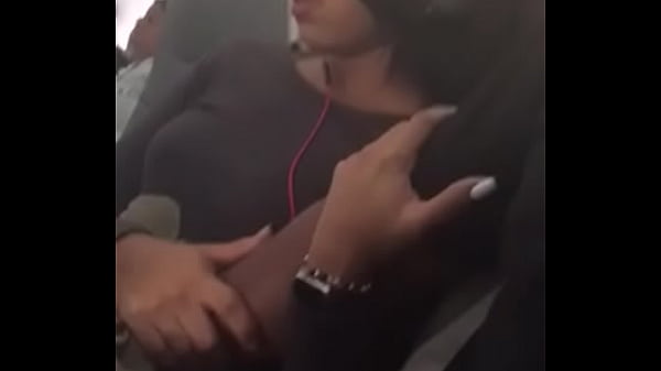 Passando a m&atilde;o escondido