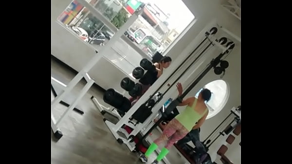 Gostosinha fazendo exerc&iacute;cio  