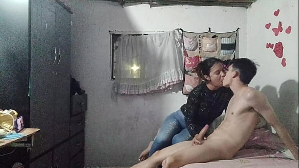 hermanastra me visita a mi habitaci&oacute;n solo para mamar mi polla y me corra en su boca por las ganas que tiene