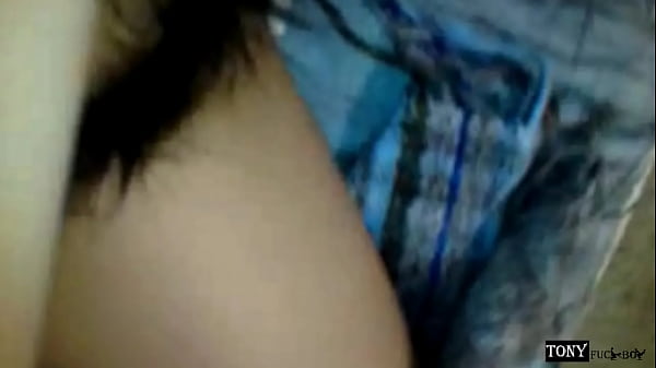 Morrita peluda recibe su primera vez por el culo y le queda el hoyo abierto, pero lo mejor son los pedotes al final.