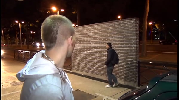 Petite chienne en chaleur pompe son m&acirc;le alpha