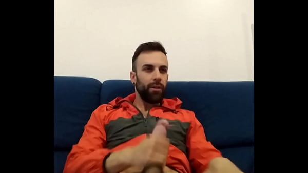 Me hago una PAJA con mis amigos alrededor