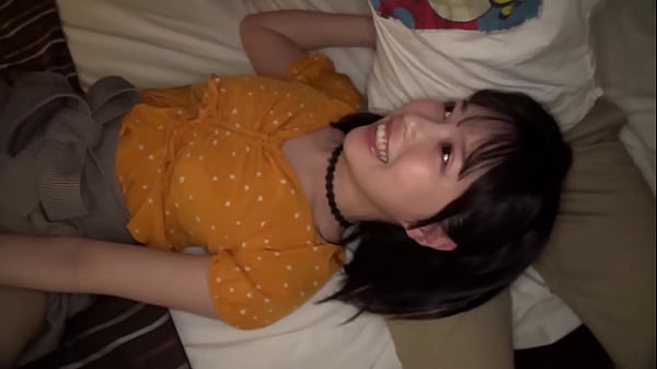 ゆいちゃんは所謂「清楚系ビッチ」な女子大生！今日もホテルに入って2分でイチャイチャ開始、5分後には男の乳首責め！