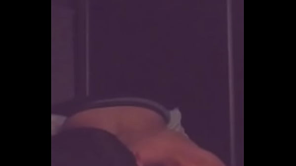 toco a mi compa&ntilde;ero de habitacion por primera vez despues que llega de una fiesta mareado  