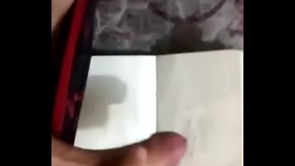 batendo uma e gozando no caderno  