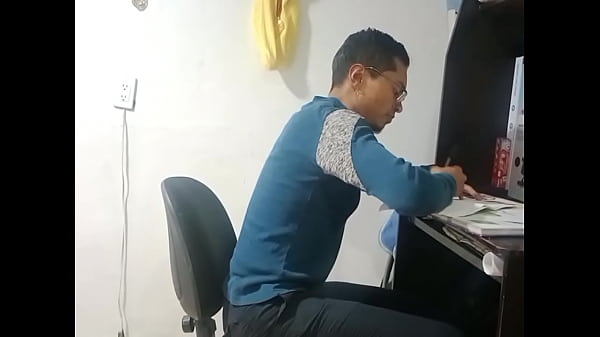 Mi madrastra latina me ayuda con una tarea dif&iacute;cil pero termina dando me una mamada deliciosa semen en las TETAS