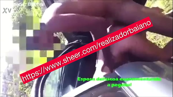 Realizador Baiano fudendo na praia casada. esposinha safada e o marido ajudando o macho comedor a dar prazer e deflorar sua mulher.