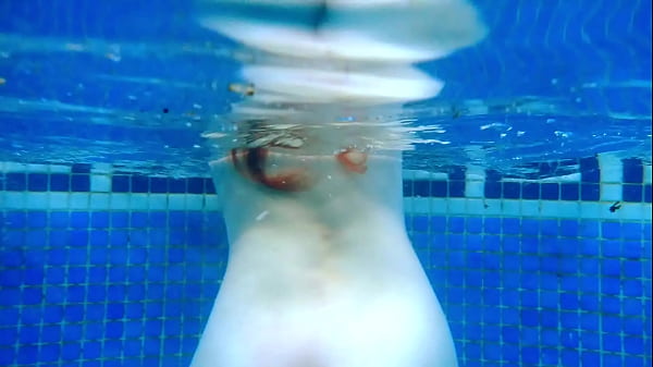 A Ariel Ortiz le encanta nadar en la piscina, mientras su vecina la mira masturbarse. Ella es una pelirroja sexy, a la que le encanta que la miren en la piscina real casero