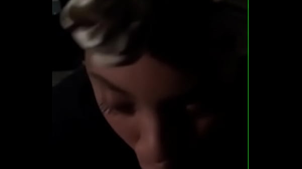 A vagabunda chega vira os olhos chupando a pica de tanto tes&atilde;o no final