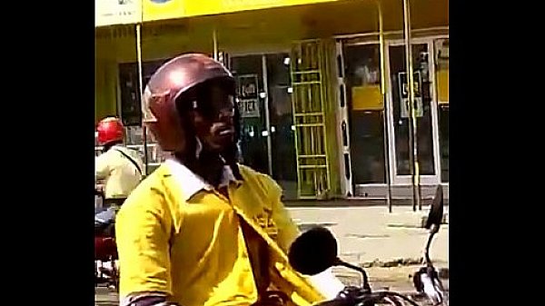 Negro motoqueiro dotado