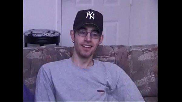 Young geeky dude opens his legs wide for his boyfriend to drill his ass