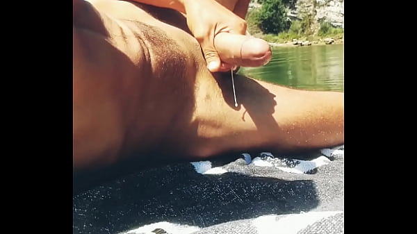 Paja y corrida en playa nudista exhibicionista