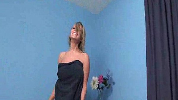 Brittany - Danse de serviette aux gros seins 