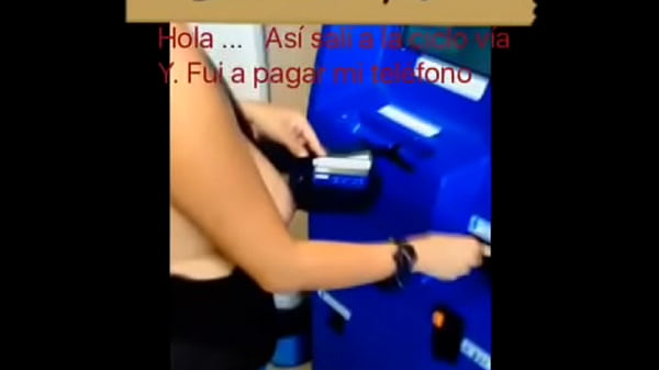 sin bra. Exhibicionista Guadalajara apagando tel&eacute;fono