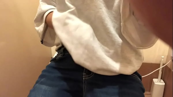 おか◯さんが家にいるから受験前のスト◯スでオナニーしたくなってスーパーのト◯レに行ってオナニーしてびしゃびしゃに濡れる女子◯生。