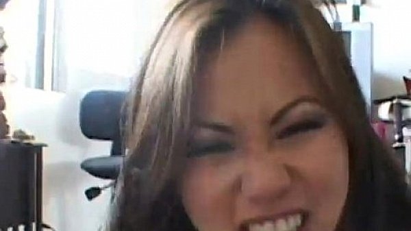 Safada se diverte sentando no pal