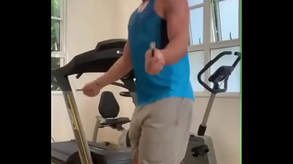 Ator global fazendo exerc&iacute;cios