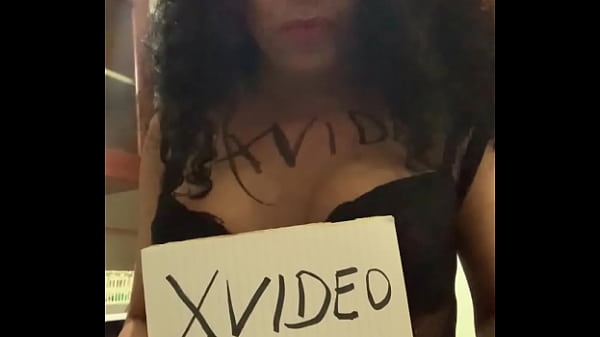 Trans bela attiva com um lindo monumento 