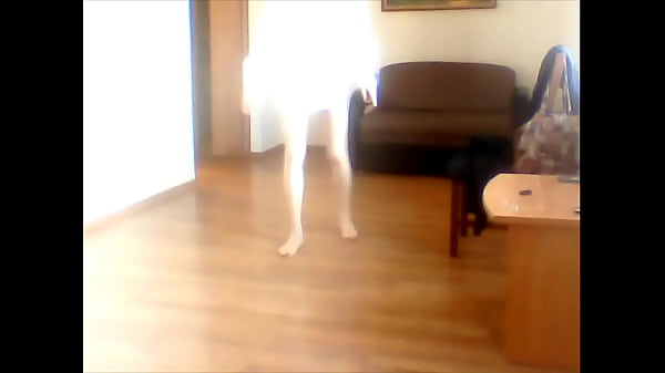 В отеле танцует на вэбкамеру 