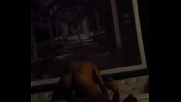 Novinha magrinha com uma bunda linda sentando 