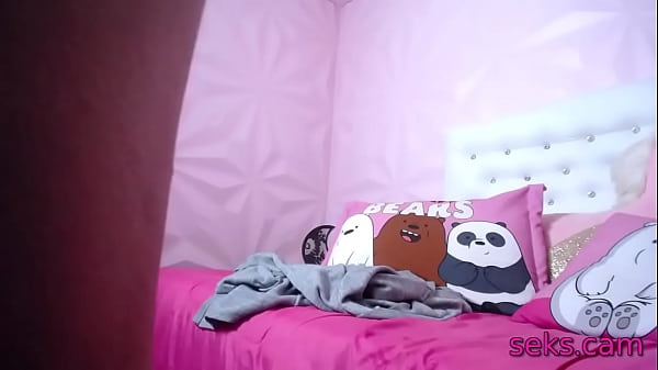 amateur babe inserts a big rippled dildo in her tight ass