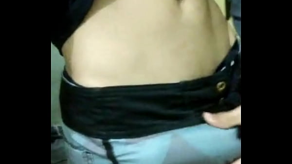 Novinho pegando no pauz&atilde;o dentro da bermuda