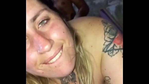 Si papi dame fuerte que rico me encanta haceme mucho squirt, si beb&eacute; at&oacute;rame con tu verga al fondo de mi garganta