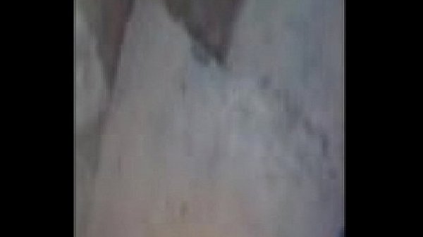 embarasada ba&ntilde;andose